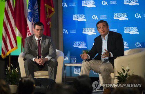 콜드웰 전 미국 국방장관 수석고문피트 헤그세스 미국 국방부 장관의 수석 고문을 지낸 댄 콜드웰이(왼쪽) 2017년 7월 6일(현지시간) 텍사스주 오스틴에서 열린 행사에 참석하고 있다. [AFP 연합뉴스 자료사진. 재판매 및 DB 금지]