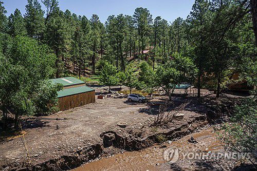 폭우로 급류가 휩쓸고 간 미 뉴멕시코주 루이도소 마을[로이터=연합뉴스. 재판매 및 DB 금지]