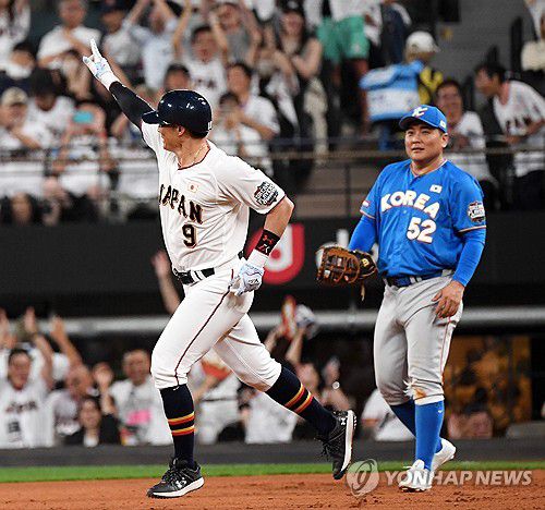 일본 이토이 3점포(기타히로시마[일본]=연합뉴스) 22일 일본 홋카이도 기타히로시마시 에스콘필드에서 열린 한일프로야구 드림 플레이어스 게임.      6회말 1사 2, 3루, 일본 전 닛폰햄 파이터스 등에서 활약한 이토이 요시오가 3점 홈런을 친 뒤 기뻐하고 있다. 2024.7.23 [사진공동취재단] photo@yna.co.kr