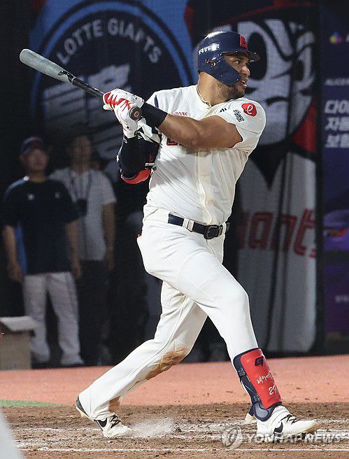 다시 추격하는 롯데 레이예스 1타점 2루타(부산=연합뉴스) 강선배 기자 = 1일 부산 사직야구장에서 열린 프로야구 LG 트윈스와 롯데 자이언츠의 경기. 8회 말 2사 2루에서 롯데 레이예스가 1타점 좌중간 2루타를 치고 있다. 2025.7.1 sbkang@yna.co.kr