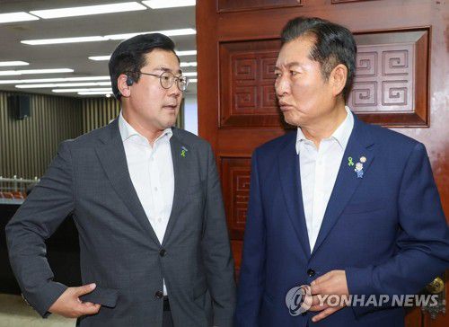 대화하는 정청래·박찬대 의원(서울=연합뉴스) 김주형 기자 = 더불어민주당 당 대표 후보자인 정청래·박찬대(왼쪽) 의원이 3일 서울 여의도 국회에서 열린 비공개 의원총회장 앞에서 대화하고 있다. 2025.7.3 kjhpress@yna.co.kr