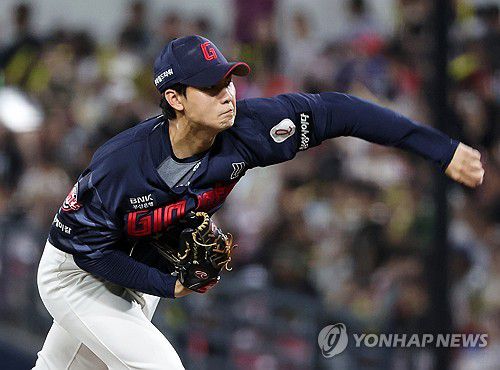 투구하는 홍민기(광주=연합뉴스) 조남수 기자 = 6일 광주 기아챔피언스필드에서 열린 프로야구 롯데 자이언츠와 KIA 타이거즈의 경기. 롯데 홍민기가 8회에 투구하고 있다. 2025.7.6 iso64@yna.co.kr