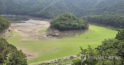 바닥 드러낸 강릉 식수원 오봉저수지 상류(강릉=연합뉴스) 유형재 기자 = 장마철이지만 강원 동해안에는 마른장마로 가뭄이 지속돼 피해가 우려되는 가운데 7일 강릉시민 식수원인 오봉저수지 상류가 바닥을 드러내고 있다.     오봉저수지 저수율은 현재 33.3%로 가뭄이 극심했던 작년의 52.2%, 평년의 65%보다도 매우 낮은 수준이다. 2025.7.7 yoo21@yna.co.kr