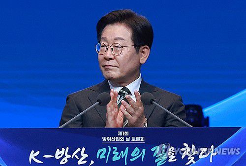 박수치는 이재명 대통령(서울=연합뉴스) 홍해인 기자 = 이재명 대통령이 8일 서울 그랜드 하얏트 호텔에서 열린 방위산업의 날 토론회에서 주제 영상을 시청한 뒤 박수치고 있다. 2025.7.8 hihong@yna.co.kr