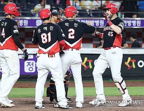 위즈덤 만루홈런(대전=연합뉴스) 김성민 기자 = 8일 대전 한화생명 볼파크에서 열린 2025 신한 SOL 뱅크 KBO리그 KIA 타이거즈와 한화 이글스의 경기. 8회초 1사 만루 KIA 위즈덤이 만루홈런을 치고 선행 주자들의 격려를 받고 있다. 2025.7.8 ksm7976@yna.co.kr