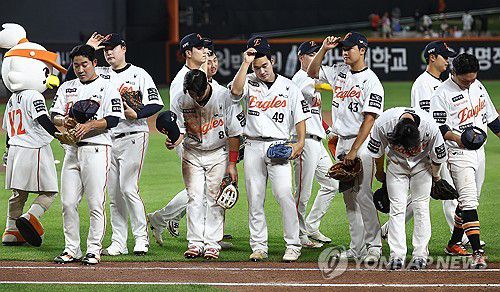 팬들에게 인사하는 한화 선수들(대전=연합뉴스) 김성민 기자 = 8일 대전 한화생명 볼파크에서 열린 2025 신한 SOL 뱅크 KBO리그 KIA 타이거즈와 한화 이글스의 경기. 14-8로 승리한 한화 선수들이 팬들에게 인사하고 있다. 2025.7.8 ksm7976@yna.co.kr