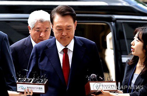 굳은 표정의 윤석열 전 대통령(서울=연합뉴스) 12·3 비상계엄과 관련해 특검의 수사를 받는 윤석열 전 대통령이 9일 서울 서초구 서울중앙지법에서 열린 영장실질심사에 출석하기 위해 법정으로 향하고 있다. 2025.7.9 [사진공동취재단] photo@yna.co.kr