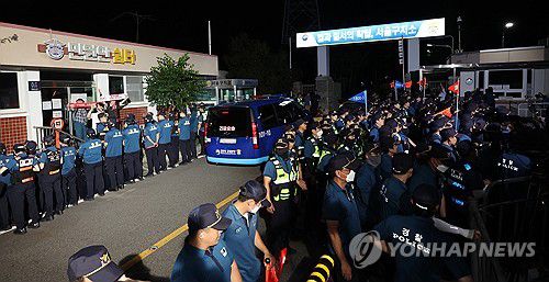 서울구치소 들어가는 윤 전 대통령 탑승 차량(의왕=연합뉴스) 서명곤 기자 = 구속 전 피의자 심문(영장실질심사)을 마친 윤석열 전 대통령이 탑승한 차량이 9일 경기도 의왕시 서울구치소로 들어가고 있다.  2025.7.9 seephoto@yna.co.kr