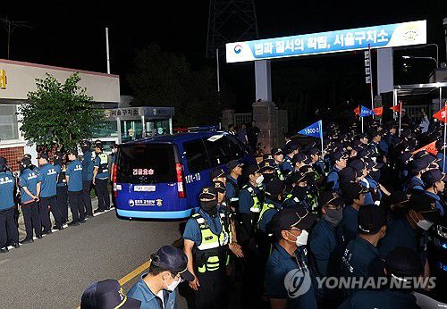 서울구치소 들어가는 윤 전 대통령 탑승 차량(의왕=연합뉴스) 서명곤 기자 = 구속 전 피의자 심문(영장실질심사)을 마친 윤석열 전 대통령이 탑승한 차량이 9일 경기도 의왕시 서울구치소로 들어가고 있다.  2025.7.9 seephoto@yna.co.kr