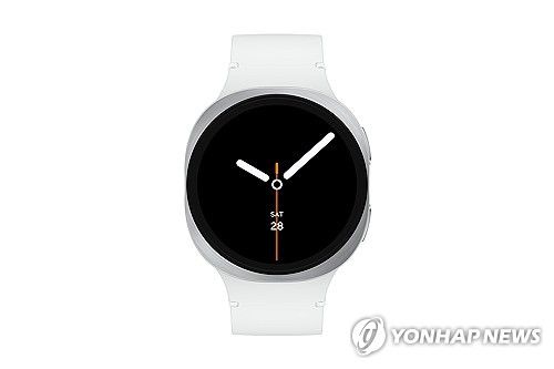 삼성전자, '갤럭시 워치8·워치8 클래식' 공개(서울=연합뉴스) 삼성전자가 9일(현지시간) 미국 뉴욕 브루클린 듀갈 그린하우스에서 열린 '갤럭시 언팩 2025(Galaxy Unpacked 2025)' 행사에서 설계 혁신을 기반으로 갤럭시 워치 시리즈 중 가장 얇고 착용감이 뛰어난 갤럭시 워치8·갤럭시 워치8 클래식을 공개했다.     갤럭시 워치8 시리즈는 얇고 미니멀한 디자인으로 일상적인 건강 관리에 최적화된 '갤럭시 워치8'과 회전 베젤과 퀵 버튼을 적용해 아날로그 워치의 감성에 편의성을 더한 '갤럭시 워치8 클래식' 2개의 모델로 출시된다. 사진은 갤럭시 워치8 44mm 실버 색상. 2025.7.9 [삼성전자 제공. 재판매 및 DB 금지] photo@yna.co.kr