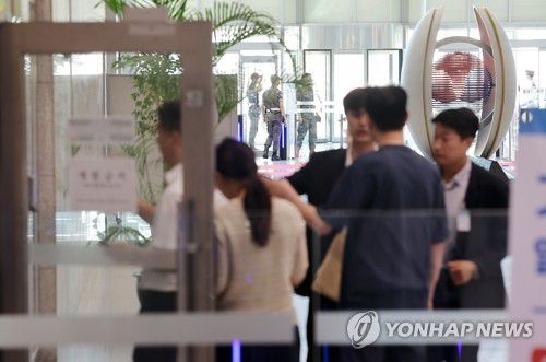 해병특검, 국방부 대변인실 등 압수수색…첫 강제수사(서울=연합뉴스) 류영석 기자 = 해병대 채상병 사건 수사방해 의혹을 수사하는 이명현 순직해병특검팀이 수사외압 의혹의 단초가 된 'VIP 격노설' 수사를 위해 10일 국방부와 국가안보실 등을 대상으로 압수수색에 나섰다. 사진은 이날 서울 용산구 국방부. 2025.7.10 ondol@yna.co.kr