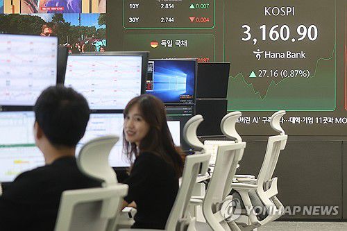 코스피 상승 출발, 장중 3,160선까지 올라(서울=연합뉴스) 류효림 기자 = 10일 서울 중구 하나은행 딜링룸 전광판에 개장 시황이 나오고 있다. 이날 코스피는 전 거래일 대비 10.40포인트(0.33%) 오른 3,144.14로 개장해 연고점을 재차 경신했다. 2025.7.10 ryousanta@yna.co.kr