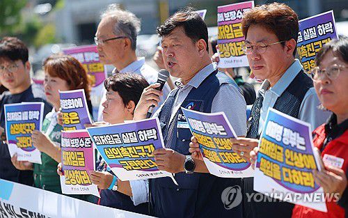 양대노총, 최저임금 심의촉진구간 규탄 기자회견(서울=연합뉴스) 김도훈 기자 = 10일 서울 용산구 대통령집무실 인근에서 양대노총 관계자들이 최저임금 심의촉진구간 규탄 기자회견을 하고 있다.     8일 열린 최저임금위원회 전원회의에서 공익위원들이 '심의 촉진구간'으로 1만210원(1.8% 인상)∼1만440원(4.1% 인상) 사이를 제시했으며 내년도 최저임금은 10일 열리는 전원회의에서 정해질 것으로 전망된다. 2025.7.10 superdoo82@yna.co.kr