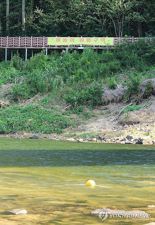 '물놀이 위험구역'(금산=연합뉴스) 강수환 기자 = 10일 오전 충남 금산군 제원면 천내리 기러기공원 인근 유원지에 '물놀이 위험구역'임을 알리는 현수막이 붙어 있고, 강 중간에는 안전 부표가 설치돼 있다. 이곳에서는 전날 오후 6시 19분께 물놀이를 하던 20대 5명 중 4명이 실종됐다가 숨진 채 발견됐다. 2025.7.10 swan@yna.co.kr