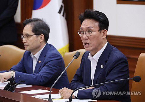 김민석 국무총리, 국정현안관계장관회의 주재(서울=연합뉴스) 이정훈 기자 = 김민석 국무총리가 10일 서울 종로구 정부서울청사에서 열린 국정현안관계장관회의에서 발언하고 있다. 2025.7.10 uwg806@yna.co.kr