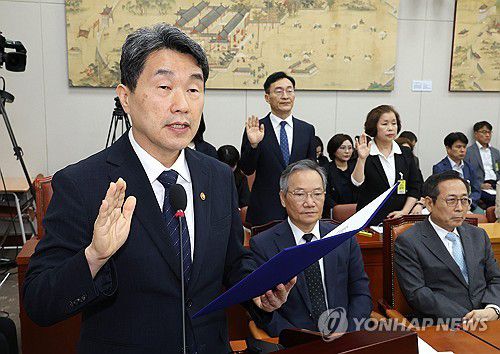 증인선서 하는 이주호 사회부총리 겸 교육부 장관(서울=연합뉴스) 김주형 기자 = 이주호 사회부총리 겸 교육부 장관이 10일 서울 여의도 국회 교육위원회에서 열린 리박스쿨 청문회에서 증인선서를 하고 있다. 선서인 왼쪽부터 이주호 부총리 겸 교육부 장관, 장신호 서울교대 총장. 손효숙 리박스쿨 대표. 2025.7.10 kjhpress@yna.co.kr