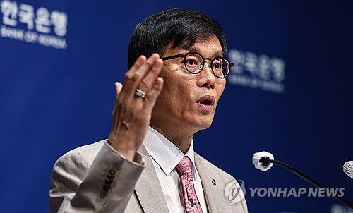 질문에 답하는 이창용 총재(서울=연합뉴스) 이창용 한국은행 총재가 10일 서울 중구 한국은행에서 열린 금융통화위원회 금리 결정에 대한 기자간담회에서 취재진 질문에 답하고 있다. 2025.7.10 [사진공동취재단] photo@yna.co.kr