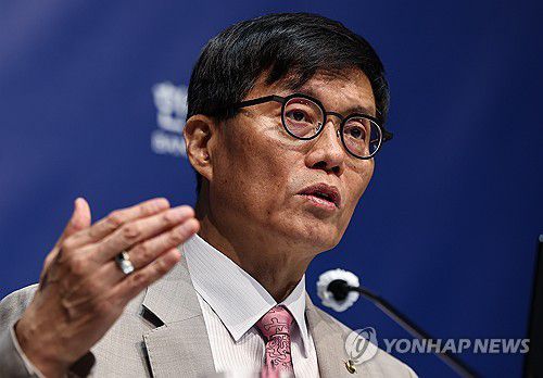 이창용 총재, 금융통화위원회 기자간담회(서울=연합뉴스) 이창용 한국은행 총재가 10일 서울 중구 한국은행에서 열린 금융통화위원회 금리 결정에 대한 기자간담회에서 취재진 질문에 답하고 있다. 2025.7.10 [사진공동취재단] photo@yna.co.kr