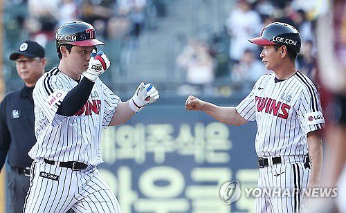 적시타 친 박동원(서울=연합뉴스) 김성민 기자 = 10일 서울 잠실야구장에서 열린 2025 프로야구 키움 히어로즈와 LG 트윈스의 경기. 1회말 2사 2루 LG 박동원이 1타점 적시타를 친 후 손을 들어올리고 있다. 2025.7.10 ksm7976@yna.co.kr