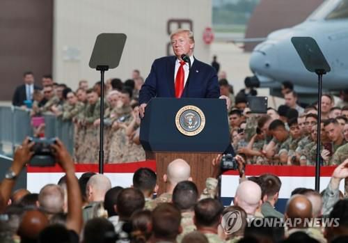 주한미군 기지 찾은 트럼프 대통령 도널드 트럼프 미국 대통령이 2019년 6월 30일 경기도 평택시 주한미군 오산공군기지에서 열린 장병 격려 행사에서 연설하는 모습. [연합뉴스 자료사진]