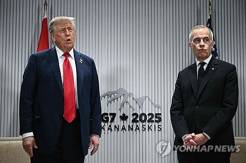 트럼프 미국 대통령과 카니 캐나다 총리(캐내내스키스<캐나다 앨버타주> AFP=연합뉴스 자료사진) 2025년 6월 16일 캐나다 앨버타주 캐내내스키스에서 열린 G7 정상회의에서 만난 도널드 트럼프(왼쪽) 미국 대통령과 마크 카니(오른쪽) 캐나다 총리가 기자들에게 얘기하고 있다.   (Photo by Brendan SMIALOWSKI / AFP) 2025.7.11.