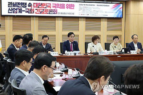 '관세전쟁' 긴급토론회에서 발언하는 송언석 원내대표    (서울=연합뉴스) 김주성 기자 = 국민의힘 송언석 비대위원장 겸 원내대표가 11일 서울 여의도 국회 의원회관에서 나경원 의원실 주최로 열린 '한미 통상협상 카운트다운, 관세전쟁 속 대한민국 국익을 위한 산업계-국회 긴급 토론회'에서 발언하고 있다. 2025.7.11     utzza@yna.co.kr (끝)
