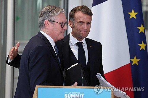 공동 기자회견 하는 스타머 총리(왼쪽)와 마크롱 대통령 [AFP 연합뉴스]
