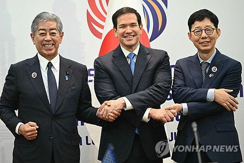 말레이서 악수하는 한미일 외교장관[AFP=연합뉴스. 재판매 및 DB 금지]