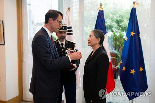 김수자 작가, 프랑스 문화예술공로훈장 '오피시에'수훈(서울=연합뉴스) 김수자 작가가 9일 주한 프랑스 대사관저에서 필립 페르투 주한 프랑스 대사에게 문화예술공로훈장 '오피시에'를 받고 있다 2025.07.09 [스튜디오 김수자 제공. 재판매 및 DB 금지]ⓒ김진솔