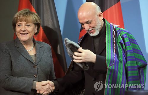 2011년 독일 방문한 하미드 카르자이 당시 아프가니스탄 대통령(오른쪽)과 앙겔라 메르켈 당시 독일 총리[EPA 연합뉴스 자료사진. 재판매 및 DB 금지]