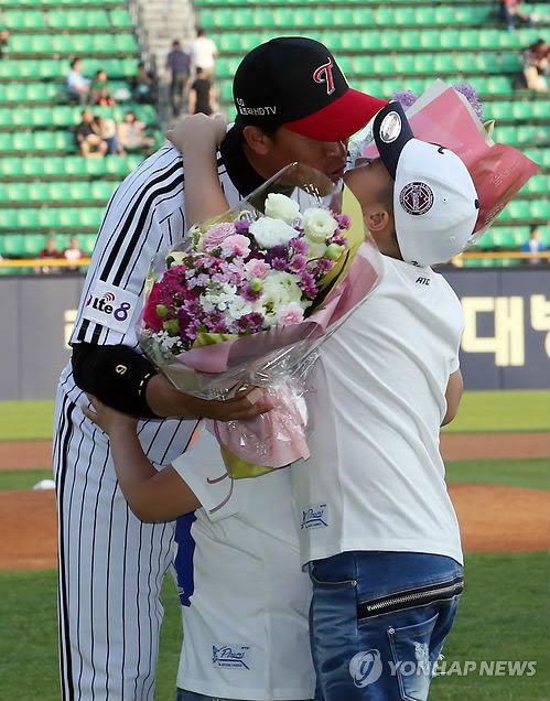 아들과 입맞춤하는 LG 이병규(서울=연합뉴스) 임헌정 기자 = 한국 프로야구 통산 네번째 2,000안타의 대기록을 달성한 LG 이병규가 14일 서울 잠실야구장에서 열린 롯데와의 홈경기에 앞서 열린 시상식에서 아들들과 입맞춤을 하고 있다. 맨 오른쪽이 장남 승민군. 2014.5.14 kane@yna.co.kr