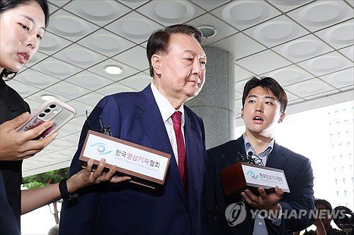 윤석열, 내란 특검 2차 출석(서울=연합뉴스) 김도훈 기자 = 윤석열 전 대통령이 지난 5일 내란 특검의 2차 조사를 받기 위해 조은석 특별검사팀 사무실이 있는 서울 서초구 서울고검에 출석하고 있다. 2025.7.5 [공동취재] superdoo82@yna.co.kr