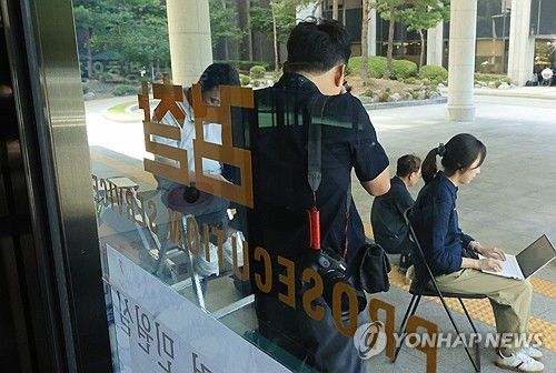 고검 앞 대기하는 기자들(서울=연합뉴스) 최재구 기자 = 법원의 구속영장 발부로 윤석열 전 대통령이 재구속된 다음 날인 10일 내란특검이 위치한 서울 서초구 서울고등검찰청 로비에 기자들이 대기하고 있다. 2025.7.10 jjaeck9@yna.co.kr