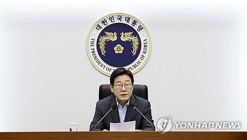 이재명 대통령, 3차 수석·보좌관 회의 발언(서울=연합뉴스) 홍해인 기자 = 이재명 대통령이 10일 서울 용산 대통령실 청사에서 열린 3차 수석·보좌관 회의에서 발언하고 있다. 2025.7.10 [대통령실통신사진기자단] hihong@yna.co.kr