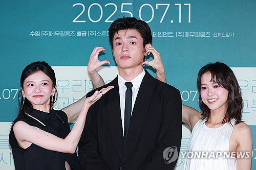 풋풋한 매력의 진연비·구이태·항첩여(서울=연합뉴스) 진연수 기자 = 배우 진연비, 구이태, 항첩여가 10일 오후 서울 용산구 CGV용산아이파크몰에서 열린 영화 '우리들의 교복시절' 언론시사회 및 기자간담회에서 포즈를 취하고 있다. 2025.7.10 jin90@yna.co.kr