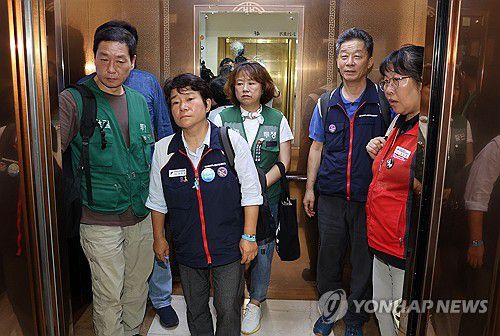 민주노총, 최저임금위 퇴장(세종=연합뉴스) 배재만 기자 = 최저임금위원회 근로자위원 중 이미선 민주노총 부위원장(왼쪽 두 번째)을 비롯한 민주노총 소속 위원들이 10일 정부세종청사에서 열린 최저임금위원회 제12차 전원회의 도중 심의를 거부하고 퇴장하고 있다. 2025.7.10 scoop@yna.co.kr