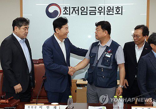 2026년 최저임금 시간당 1만320원…17년만에 합의로 결정(세종=연합뉴스) 배재만 기자 = 최저임금위원회 사용자위원 운영위원인 류기정 한국경영자총협회 전무(왼쪽)와 근로자위원 운영위원인 류기섭 한국노총 사무총장이 10일 정부세종청사에서 열린 제12차 전원회의에서 내년 최저임금을 시간당 1만320원으로 17년 만에 합의로 결정한 뒤 악수하고 있다. 왼쪽은 이인재 위원장, 오른쪽은 이명로 중소기업중앙회 인력정책본부장. 2025.7.11 scoop@yna.co.kr