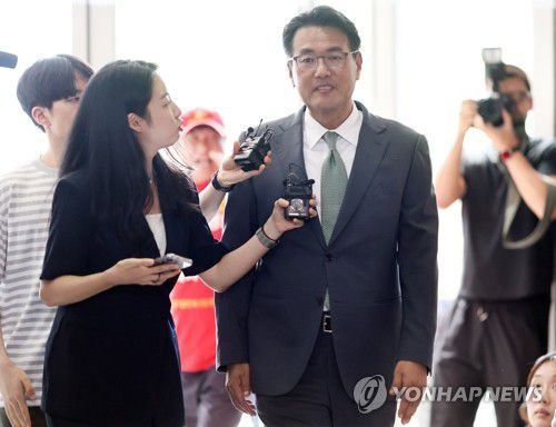 순직해병 특검팀 출석하는 김태효(서울=연합뉴스) 윤동진 기자 = 윤석열 정부 외교라인 핵심 인사인 김태효 전 국가안보실 1차장이 11일 피의자 신분으로 조사를 받기 위해 서울 서초구 순직해병 특검팀 사무실로 들어서고 있다. 2025.7.11 mon@yna.co.kr
