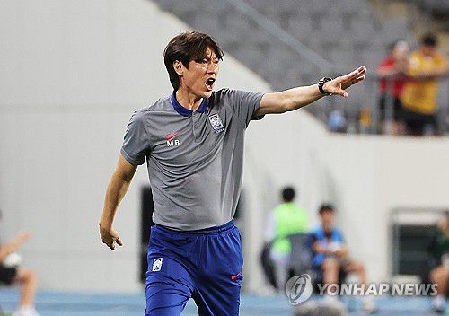 작전 지시하는 홍명보 감독(용인=연합뉴스) 홍기원 기자 = 11일 경기도 용인미르스타디움에서 열린 2025년 동아시아축구연맹(EAFF) E-1 챔피언십(동아시안컵) 남자부 2차전 한국과 홍콩의 경기. 한국 홍명보 감독이 작전을 지시하고 있다. 2025.7.11 xanadu@yna.co.kr