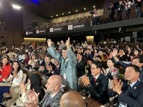 "반구천 암각화, 세계유산 등재"     (파리=연합뉴스) 김예나 기자 = 12일(현지시간) 프랑스 파리 유네스코 본부에서 열린 제 47차 세계유산위원회에서 '반구천의 암각화'가 세계유산으로 등재되자 최응천 국가유산청장이 환호하고 있다. 2025.7.12     yes@yna.co.kr