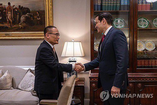 위성락 안보실장, 한미 안보실장 협의(서울=연합뉴스) 위성락 국가안보실장이 7일(현지시간) 미국 워싱턴 D.C.에서 마르코 루비오 미국 국무장관 겸 국가안보보좌관과 한미 안보실장 협의를 위해 만나 악수하고 있다. 2025.7.8 [대통령실 제공. 재판매 및 DB 금지] photo@yna.co.kr