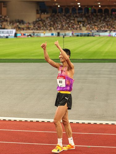 관중들에게 인사하는 우상혁(서울=연합뉴스) 우상혁이 12일(한국시간) 모나코의 스타드 루이 2세 경기장에서 열린 2025 세계육상연맹 다이아몬드리그 남자 높이뛰기 경기에서 우승한 뒤, 관중석을 향해 인사하고 있다. [용인시청 육상단 제공. 재판매 및 DB금지]