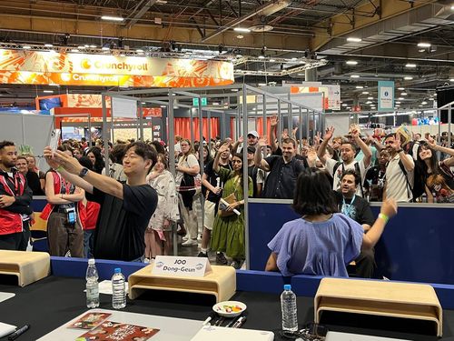 프랑스 어메이징 페스티벌에서 팬들과 사진을 찍는 주동근 작가[작가 제공. 재판매 및 DB 금지]