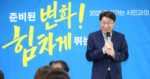 시민들과 대화하는 우범기 전주시장[전주시 제공. 재판매 및 DB 금지]