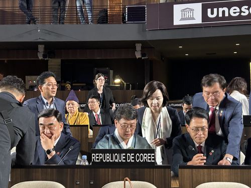 세계유산 등재를 앞두고     (파리=연합뉴스) 김예나 기자 = 12일(현지시간) 프랑스 파리 유네스코 본부에서 열린 제47차 세계유산위원회에서 '반구천의 암각화' 등재를 앞두고 한국 대표단이 자료를 검토하고 있다. 왼쪽부터 김두겸 울산시장, 최응천 국가유산청장, 박상미 주유네스코 대표부 대사, 이순걸 울산 울주군수. 2025.7.12     yes@yna.co.kr