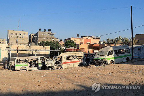 나세르 종합병원 앞 파손된 앰뷸런스들[AFP=연합뉴스 자료사진. 재판매 및 DB 금지]