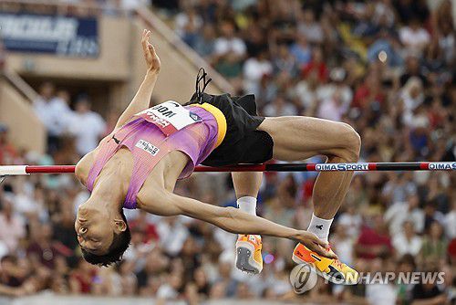 바를 넘는 우상혁(모나코 EPA=연합뉴스) 우상혁이 12일(한국시간) 모나코의 스타드 루이 2세 경기장에서 열린 2025 세계육상연맹 다이아몬드리그 남자 높이뛰기 경기에서 바를 넘고 있다.