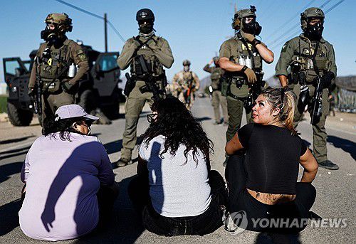 캘리포니아 합법 대마농장서 이민자 단속 벌이는 ICE[AFP=연합뉴스 자료사진. 재판매 및 DB 금지]