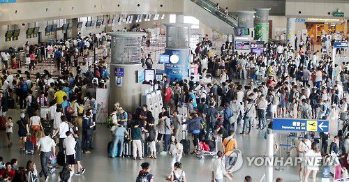 북적이는 김해공항[연합뉴스 자료사진]