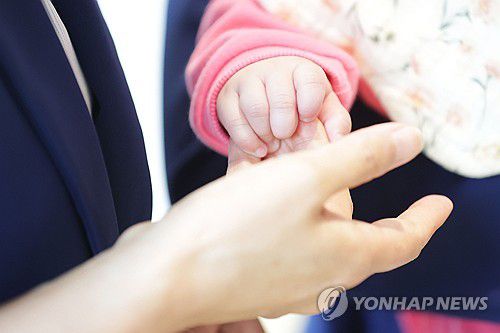 작고 소중해(고양=연합뉴스) 강민지 기자 = '임산부의 날'인 지난해 10월 10일 오전 경기도 고양시 일산차병원에서 특강을 듣는 부모를 대신해 직원이 아이를 보살피고 있다. 2025.7.12 mjkang@yna.co.kr
